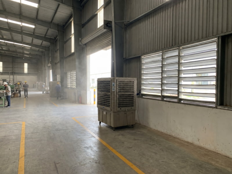 Bố trí cửa chớp và đường thoát khí đối lưu giúp hơi ẩm không bị tích tụ trong nhà xưởng.