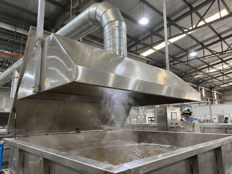 Chụp hút inox cục bộ thu gom hơi ẩm ngay tại nguồn nhiệt, ngăn hơi nước phân tán ra toàn xưởng.