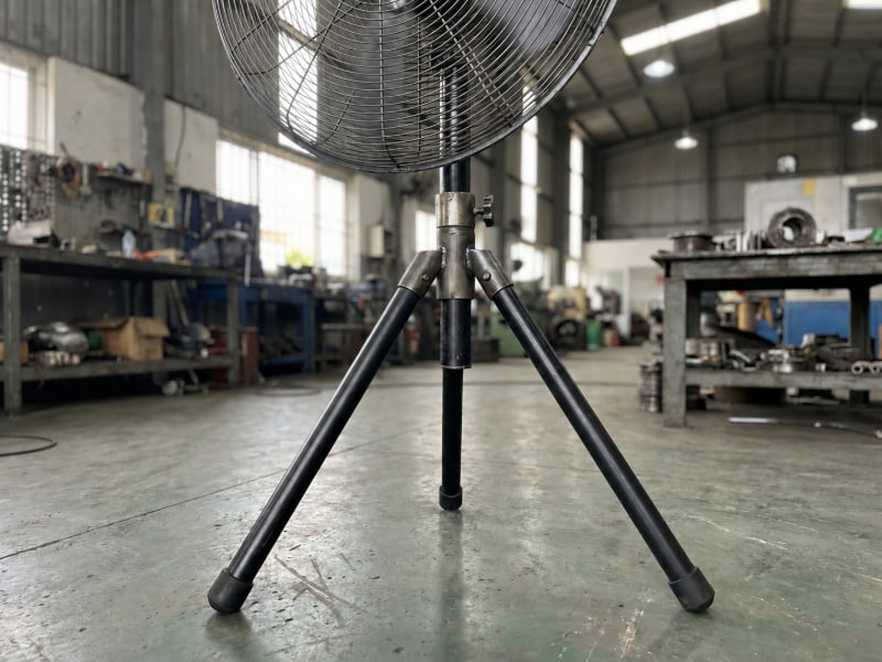 Thiết kế ba chân choãi rộng giúp giữ vững trọng tâm và chống rung lắc khi quạt chạy tốc độ cao.